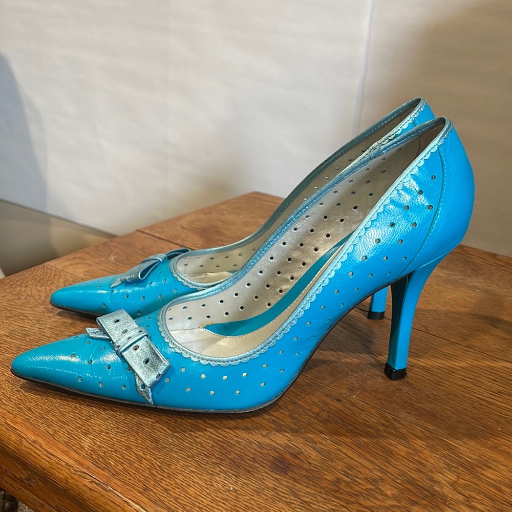 Voz turquoise perforated pointed toed heels size 6 1/2